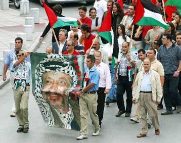 Εκδήλωση συμπαράστασης στον Αραφάτ έξω από την ισραηλινή πρεσβεία