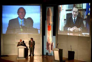 Εγκαινιάστηκαν οι αναμεταδότες του Hellas Sat, με τηλεδιάσκεψη Σημίτη-Παπαδόπουλου