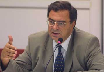 Καμία αλλαγή στις φοροαπαλλαγές το 2004, υπογραμμίζει ο Νίκος Χριστοδουλάκης