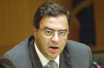 Κανένας νέος φόρος για το 2004, υπογραμμίζει ο Νίκος Χριστοδουλάκης