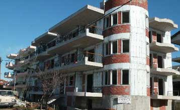 Τη μείωση του ΦΠΑ στα ακίνητα στο 8% εξετάζει η Κομισιόν