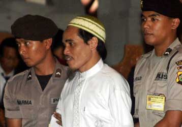 Εφετείο της Ινδονησίας επικύρωσε την εις θάνατον καταδίκη του ισλαμιστή Αμρόζι