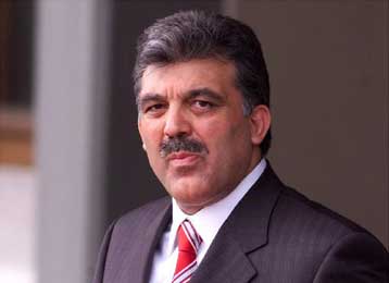 Πρόωρες εκλογές αν διαταραχθεί ο συσχετισμός δυνάμεων στη Βουλή, προειδοποιεί ο Γκιουλ