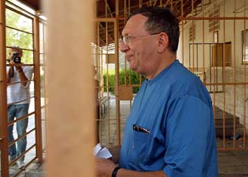 Δικό του site, όπου εξηγεί γιατί συνελήφθη στην Αθήνα, έθεσε σε λειτουργία ο Γκουζίνσκι