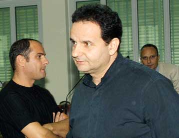 Τον Β.Τζωρτζάτο στην επίθεση κατά του λεωφορείου των ΜΑΤ «έδειξε» η Πολιτική Αγωγή