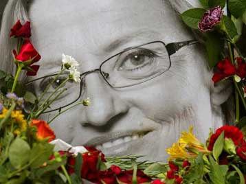 Με εξέταση DNA επιχειρεί η σουηδική αστυνομία να «δέσει» την υπόθεση Λιντ