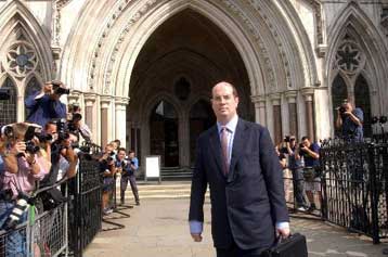 Υπεραμύνεται του ρεπορτάζ για το Ιράκ παρά τα λάθη που παραδέχεται ο Α.Γκίλιγκαν