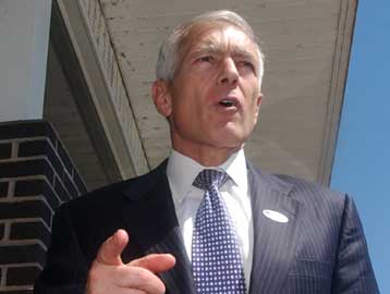 Και επισήμως διεκδικητής του χρίσματος των Δημοκρατικών για το 2004 ο Ουέσλι Κλαρκ