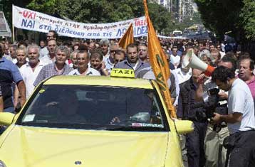 Στους δρόμους της Αθήνας διαδήλωσαν οι οδηγοί ταξί