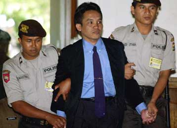 Ποινή ισόβιας κάθειρξης στον Ινδονήσιο Αλί Ιμρόν για συμμετοχή στο μακελείο του Μπαλί