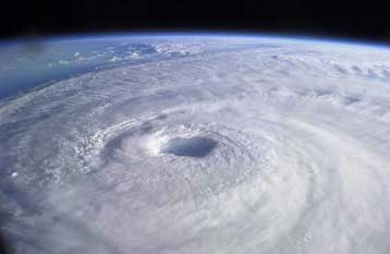 Συναγερμός στις ανατολικές ακτές των ΗΠΑ για το «χτύπημα» του τυφώνα Isabel