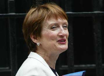 Η Βρετανική κυβέρνηση ξεκινά την επανεξέταση του ρόλου και των στόχων του BBC