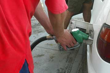 Το πλαφόν στις τιμές των καυσίμων για εννέα νομούς ανακοίνωσε ο Ακης Τσοχατζόπουλος