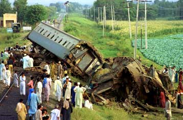 Τουλάχιστον 27 νεκροί από σύγκρουση λεωφορείου με αμαξοστοιχία στο Πακιστάν