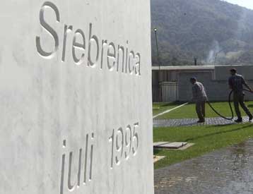 Φόρο τιμής στα τραγικά θύματα της Σρμπρένιτσα απέτισε ο Μπιλ Κλίντον