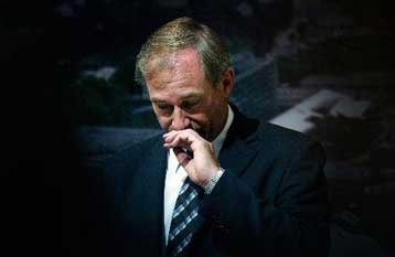 Το χειρισμό της υπόθεσης Κέλι από το βρετανικό υπουργείο Αμυνας στηρίζει ο Τζεφ Χουν