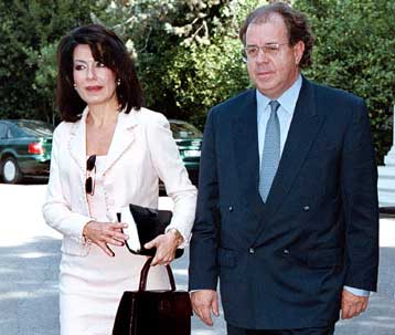 Σε ρόλο μεσολαβητή το ζεύγος Αγγελοπούλου μεταξύ Φαναρίου και Εκκλησίας της Ελλάδος