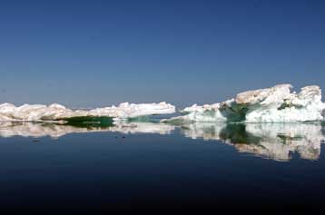 Στα δύο κόπηκε το ηλικίας 3.000 ετών μεγαλύτερο παγόβουνο της Αρκτικής