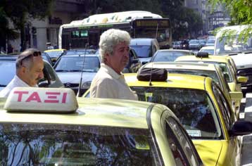 Με τους ιδιοκτήτες ταξί συναντώνται το απόγευμα της Τρίτης Βερελής και Φωτιάδης