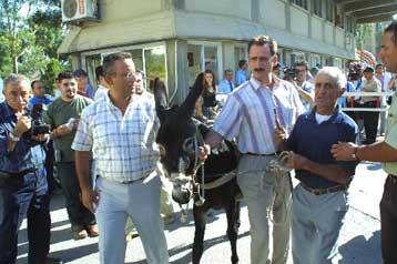 Ελεύθεροι οι τρεις Κύπριοι και ο …γάιδαρός τους που συνέλαβε το καθεστώς Ντενκτάς
