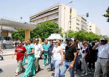 Σε πεντάωρες στάσεις εργασίας προχωρούν οι γιατροί στα δημόσια νοσοκομεία