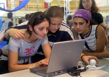 H Microsoft σφραγίζει τα δωμάτια συζήτησης στο MSN, ως «μη ασφαλή» για τα παιδιά