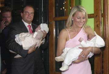 Βαφτίστηκαν τα δίδυμα παιδιά του Κώστα και της Νατάσας Καραμανλή