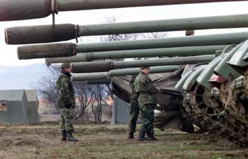 Πυρά αγνώστων δέχθηκε Σέρβος αξιωματικός του στρατού στα σύνορα με το Κόσοβο