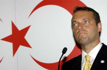 Μεγάλη άνοδο του κόμματος του επιχειρηματία Ουζάν δείχνει δημοσκόπηση στην Τουρκία