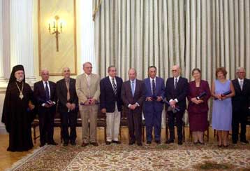 Τιμητικές διακρίσεις σε εξέχουσες προσωπικότητες απένειμε ο Κωστής Στεφανόπουλος