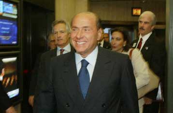 Η Γουόλ Στριτ, οι γραμματείς, οι κομμουνιστές και ο… Σίλβιο Μπερλουσκόνι