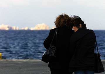 Μνημόσυνο στην Πάρο για τα 83 θύματα από το ναυάγιο του «Εξπρές Σάμινα»