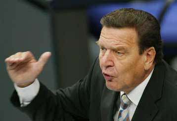 Με παραίτηση απείλησε ο Σρέντερ για να εξασφαλίσει το «ναι» των βουλευτών σε νομοσχέδιο