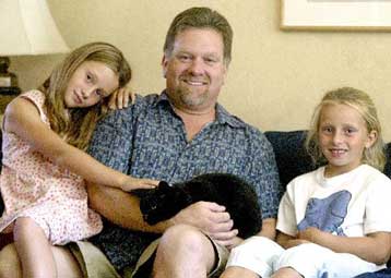 Μκροτσίπ βοηθά άστεγο γάτο να ξαναβρεί το αφεντικό του έπειτα από 10 χρόνια