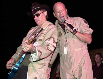 Ένα εκατ. δολάρια προσφέρει ο Μπρους Γουίλις σε όποιον συλλάβει τον Σαντάμ Χουσεΐν