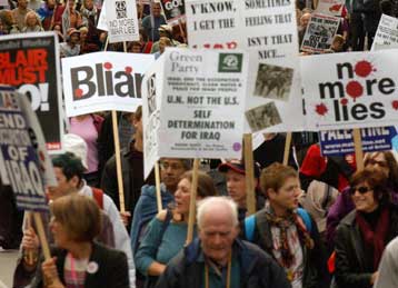 Βρετανοί διαδηλώνουν υπέρ της απομάκρυνσης του Τόνι Μπλερ από την Ντάουνινγκ Στριτ