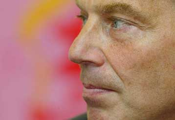 Ο Μπλερ δεν αποκλείει δημοψήφισμα για το ευρώ πριν από τις εκλογές του 2005