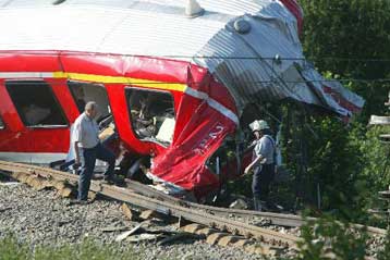 Ένας νεκρός και 67 τραυματίες από μετωπική σύγκρουση τρένων και προσάραξη ποταμόπλοιου