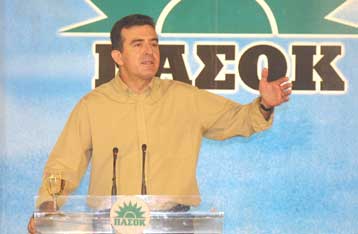 Ανανέωση ψηφοδελτίων και αμφίπλευρη διεύρυνση του ΠΑΣΟΚ προαναγγέλλει ο Μ.Χρυσοχοΐδης