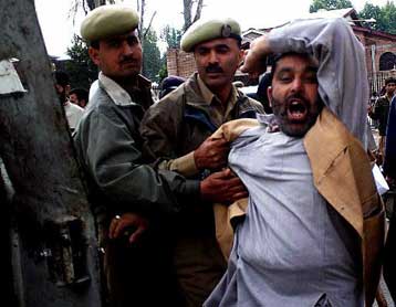 Δεκαπέντε αντάρτες νεκροί στο Κασμίρ σε συγκρούσεις με τον ινδικό στρατό