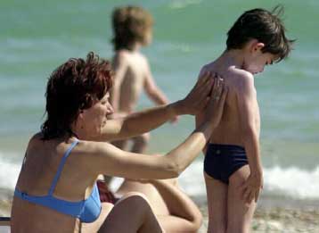 Τα αντηλιακά προστατεύουν από τα εγκαύματα, αλλά όχι από τον καρκίνο του δερματος