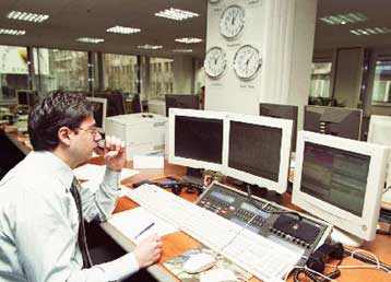 Σε υψηλό τριμήνου ανέρχεται το ευρώ, πάνω από τα 1,1650 δολάρια