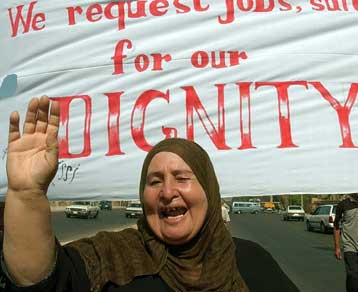 Επεισόδια και εμπρησμοί οχημάτων στη διάρκεια διαδήλωσης στο κέντρο της Βαγδάτης