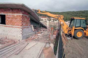 Επιχείρηση κατεδάφισης αυθαιρέτων άρχισε την Τετάρτη στην ακτογραμμή του Σουνίου