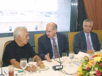Γεύμα σε βουλευτές του ΠΑΣΟΚ παρέθεσε την Τετάρτη ο Γιώργος Παπανδρέου