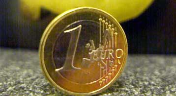 Σε νέο υψηλό τριμήνου ανέρχεται το ευρώ