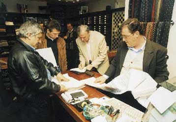 Διπλό χτύπημα στο παραεμπόριο ρούχων από συνεργεία του ΣΔΟΕ