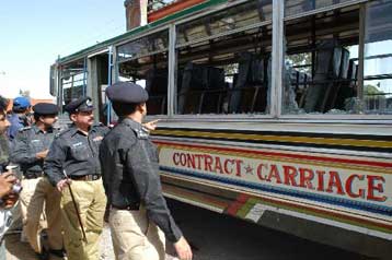 Επτά σιίτες προσκηνυτές νεκροί σε επίθεση ενόπλων κατά λεωφορείου στο Καράτσι