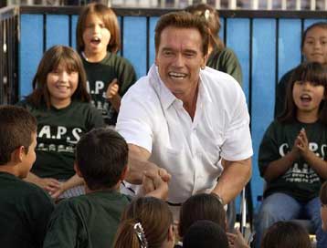 Ο Σβαρτσενέγκερ απολογείται για άσεμνη συμπεριφορά – Αρνείται ότι θαύμαζε τον Χίτλερ