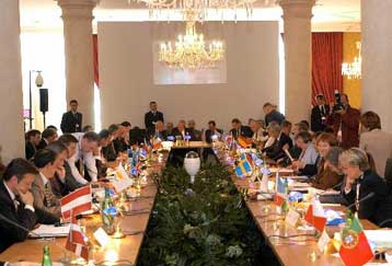 Στόχος της ΕΕ η ανάληψη της ειρηνευτικής αποστολής στη Βοσνία στα μέσα του 2004